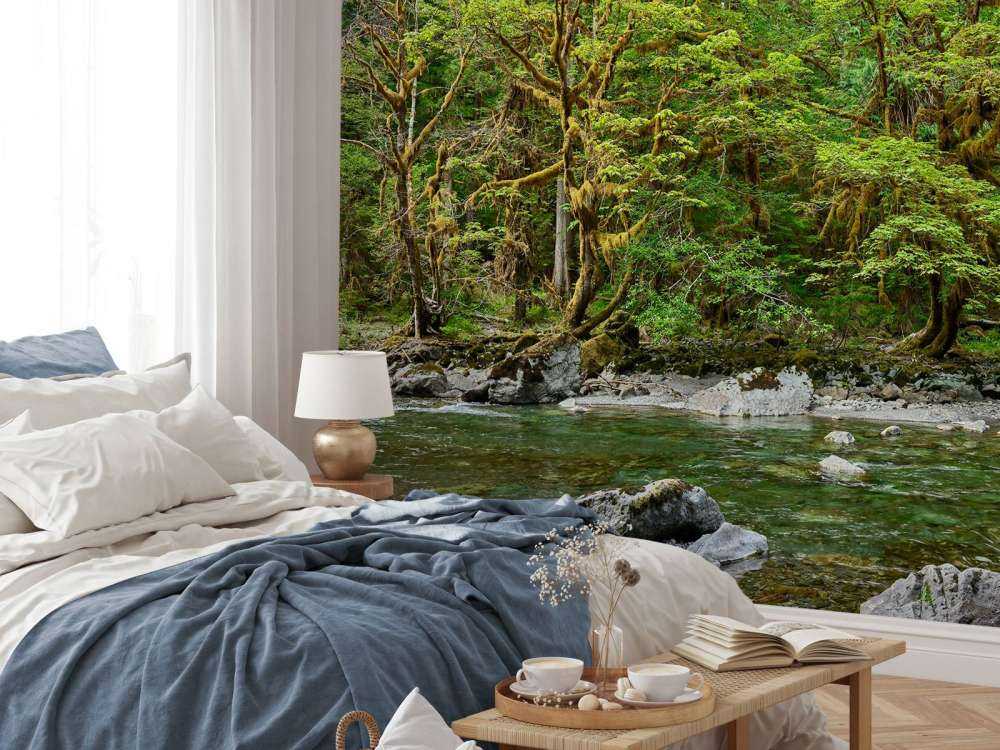 Fluss mit Bäumen