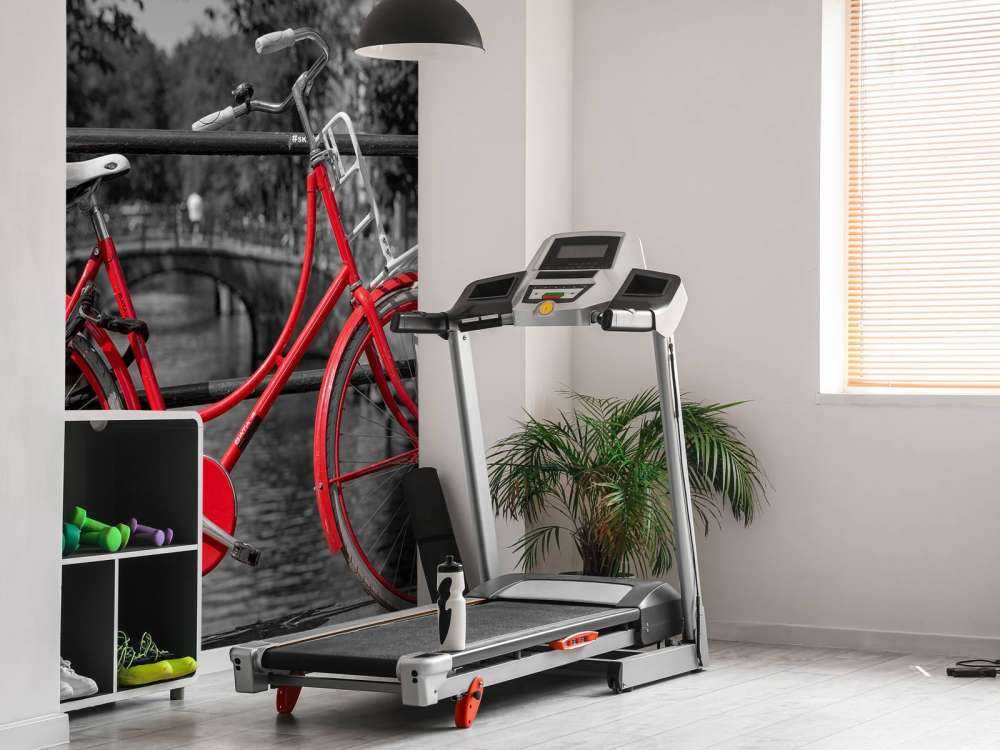 Rotes Fahrrad auf der Brücke