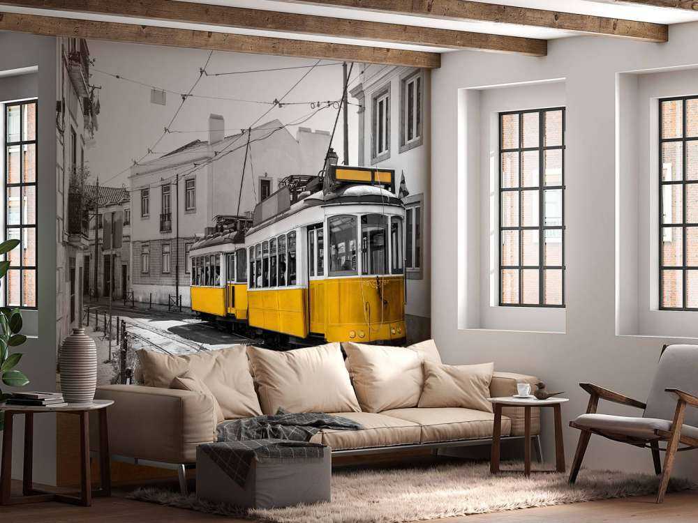 Gelbe Straßenbahn in einer schwarz-weißen Straße