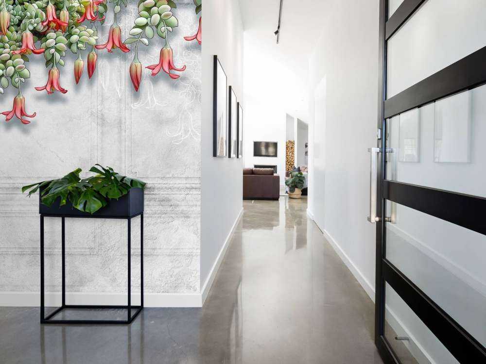 Exotische Blumen auf Beton