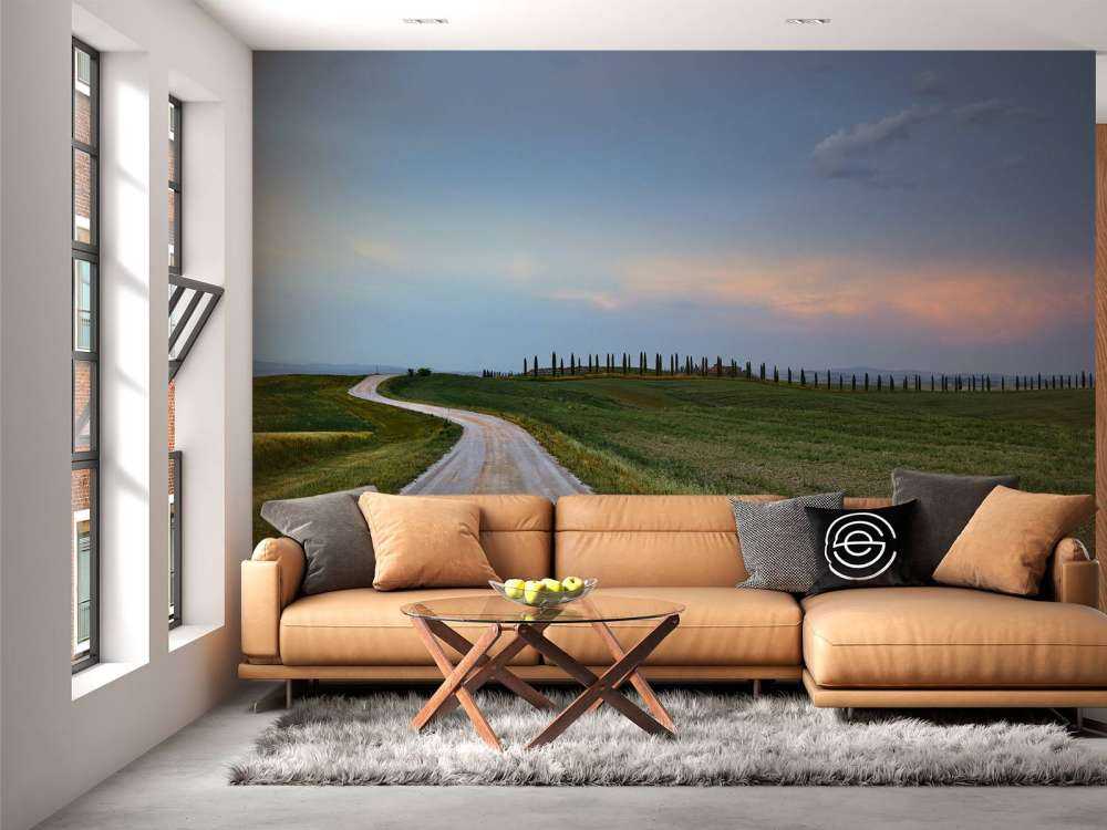 Straße durch italienische Landschaft