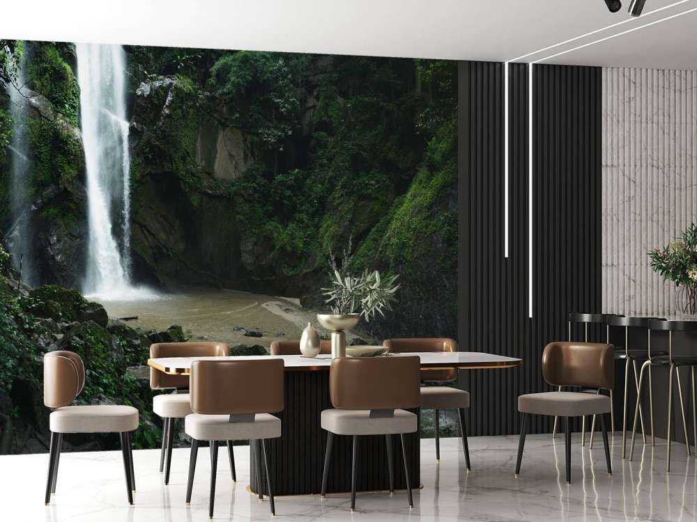 Wasserfall im tiefen Wald