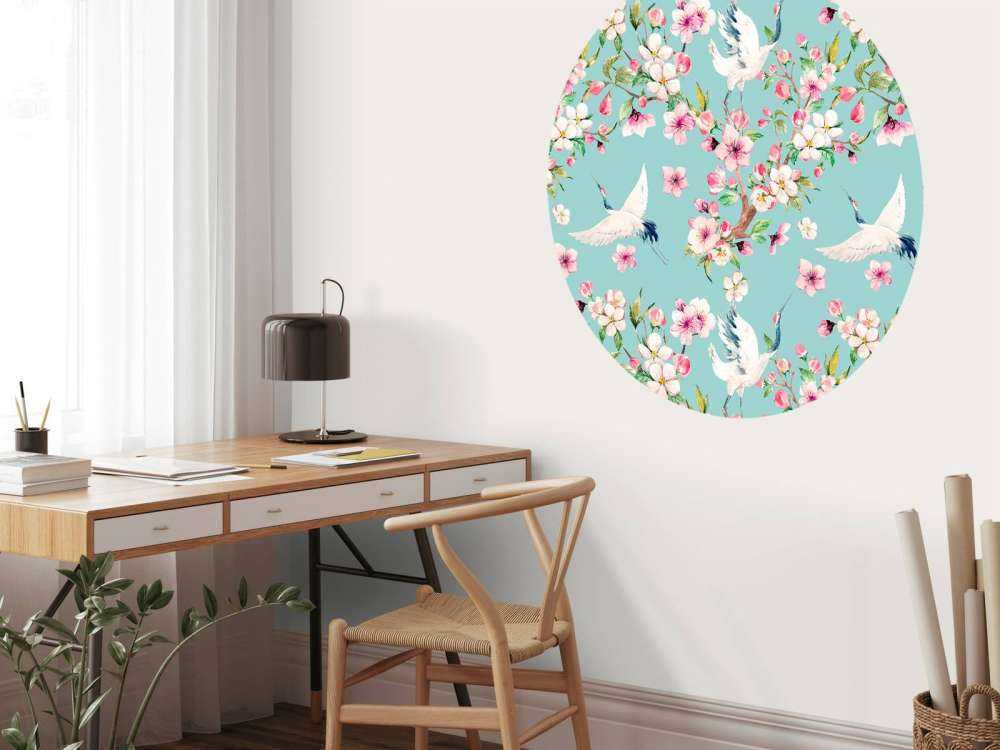 Kraniche zwischen rosa Blumen