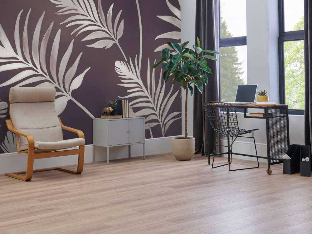 Goldene Blätter auf dunkler Erde