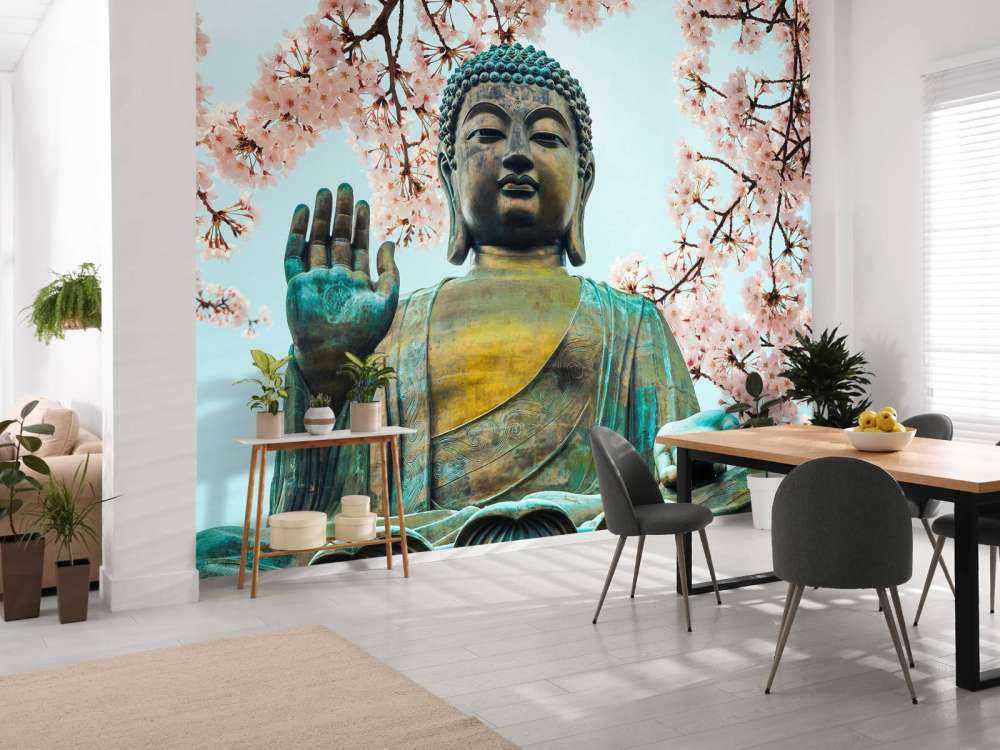 Buddha umgeben mit Kirschblüten