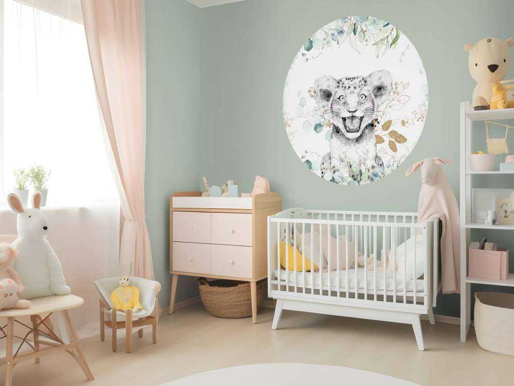 Baby-Löwe mit Minzblättern