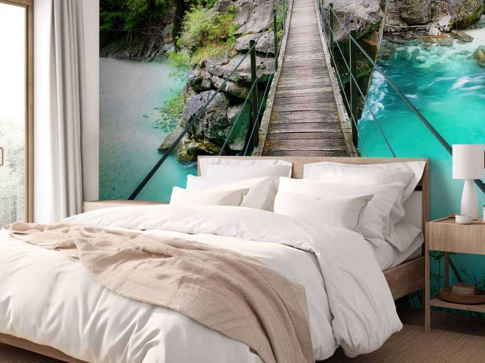 Brücke über schönen blauen Fluss