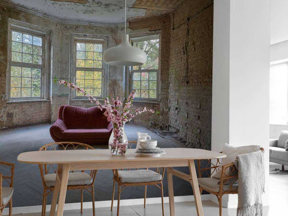 Bank im verlassenen Raum