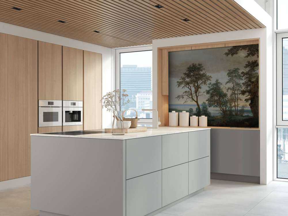 Flusslandschaft durch Bäume gesehen