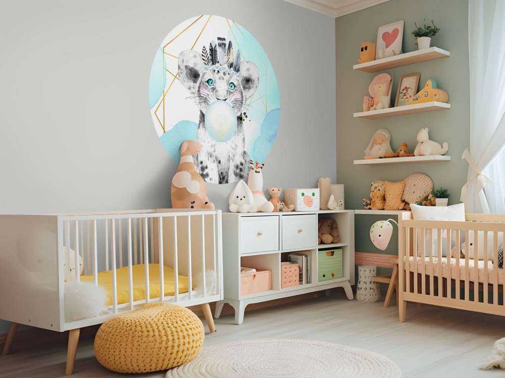 Indisches Löwenbaby mit Kaugummiglocke