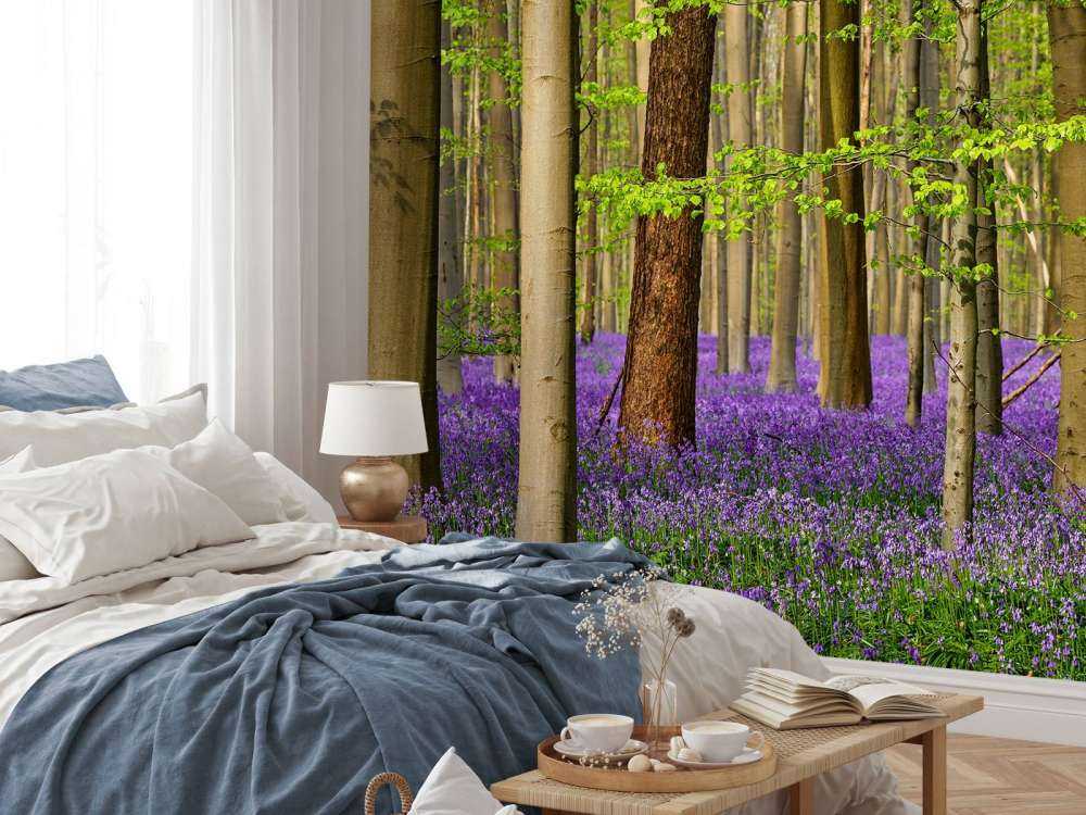 Wald mit lila Blumen