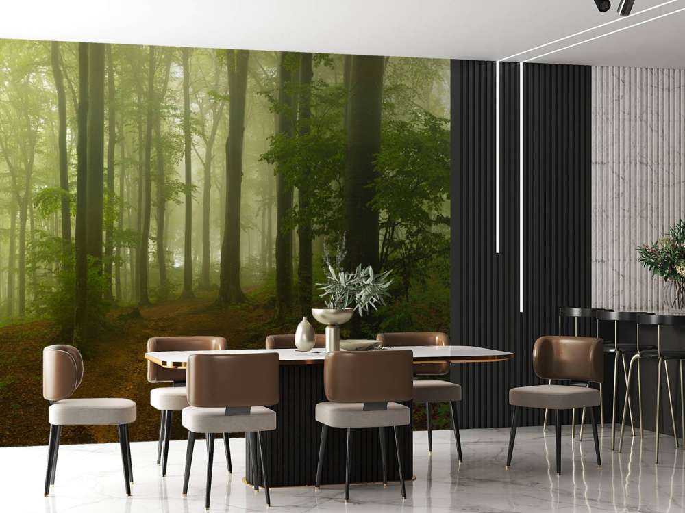 Weg durch nebligen grünen Wald