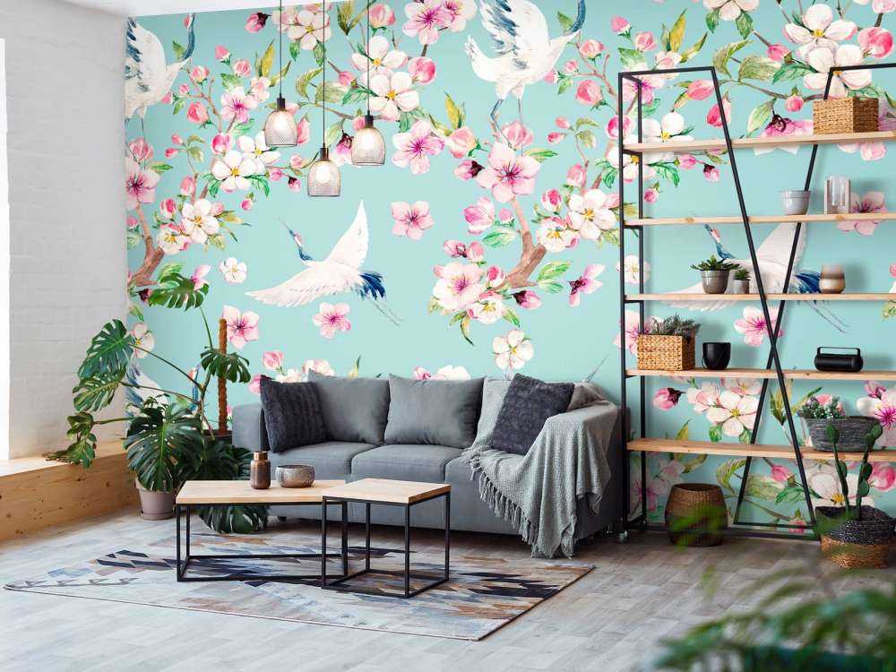 Kraniche zwischen rosa Blumen