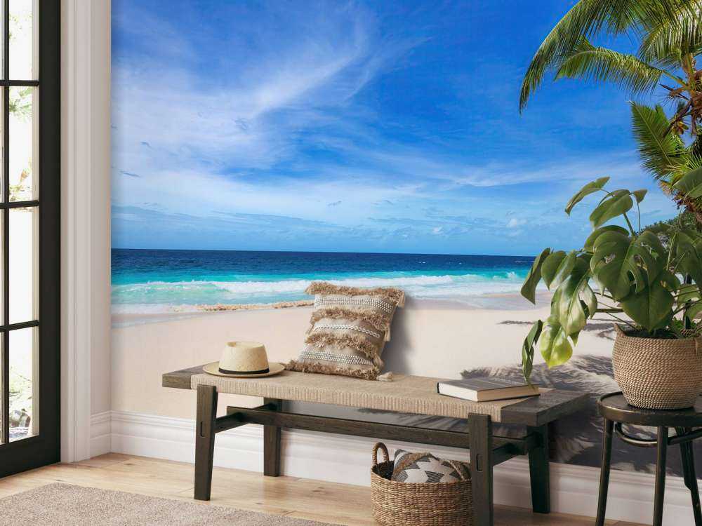 Tropischer Strand mit Palme