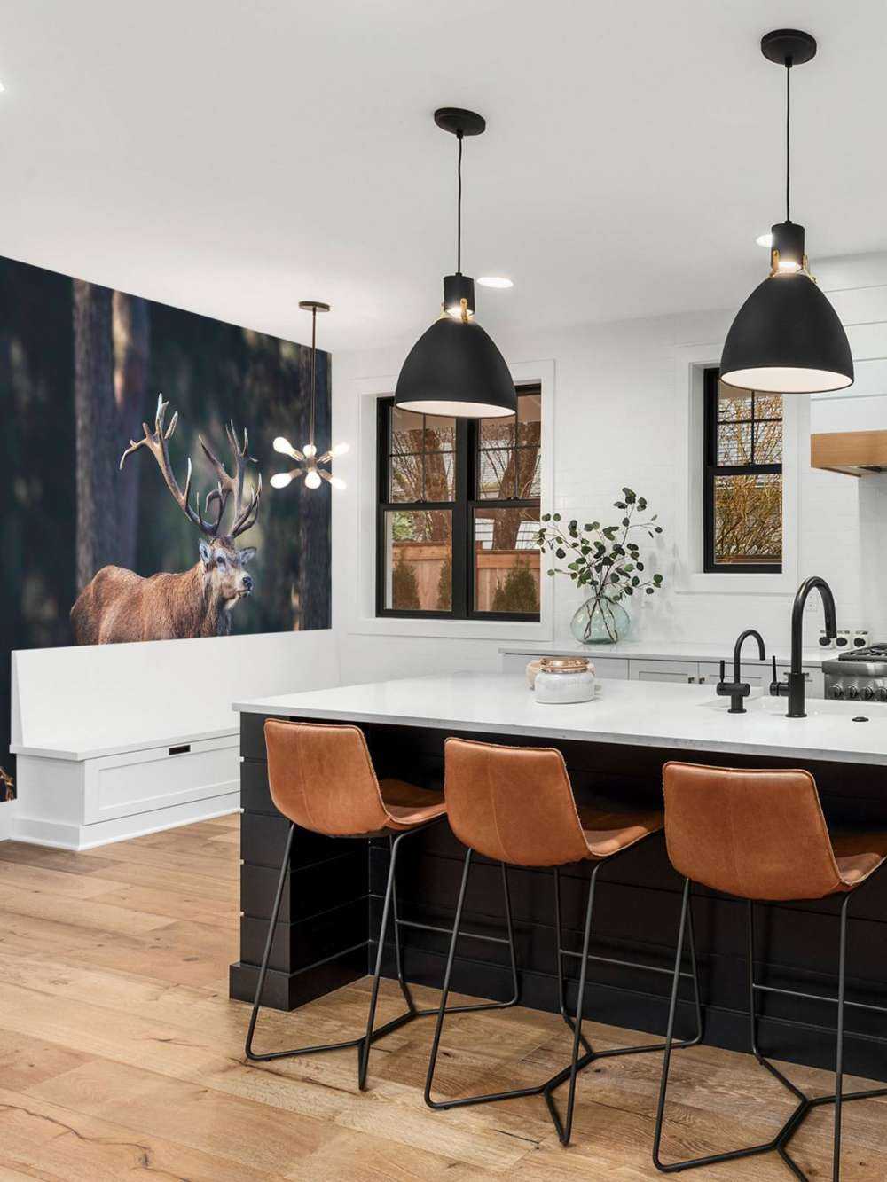 Hirsche auf einem Hügel