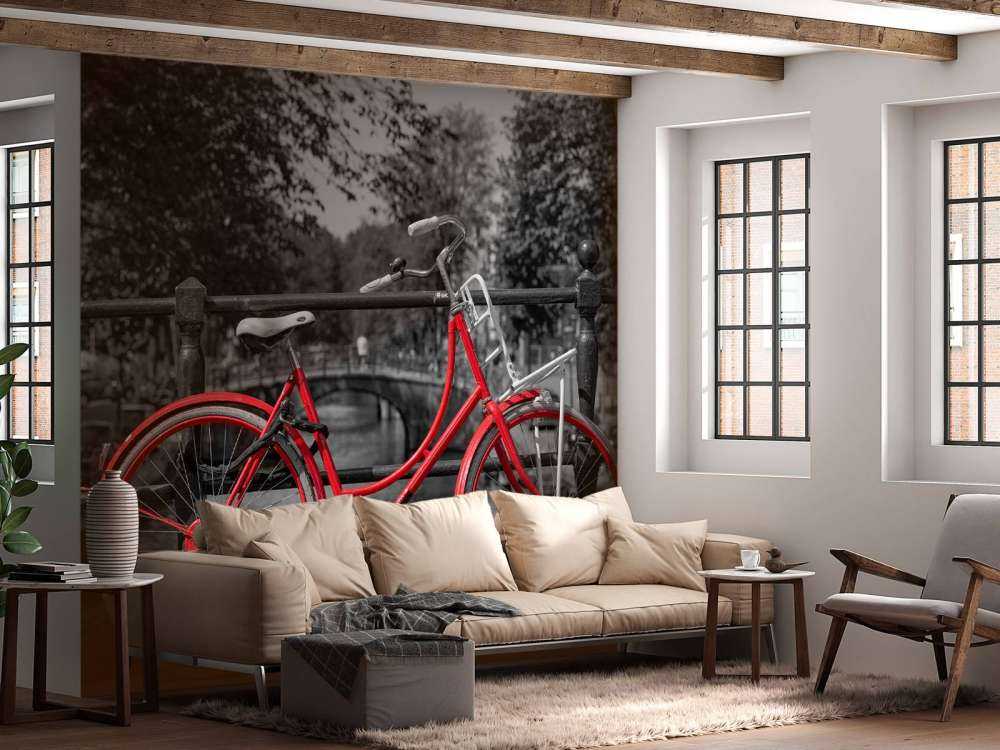 Rotes Fahrrad auf der Brücke