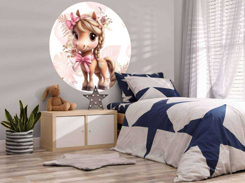 Elegantes Pony mit rosa Schleife