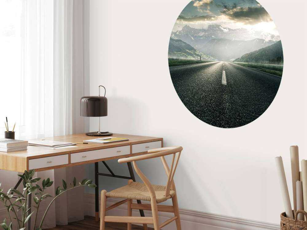 Straße in gebirgiger Landschaft