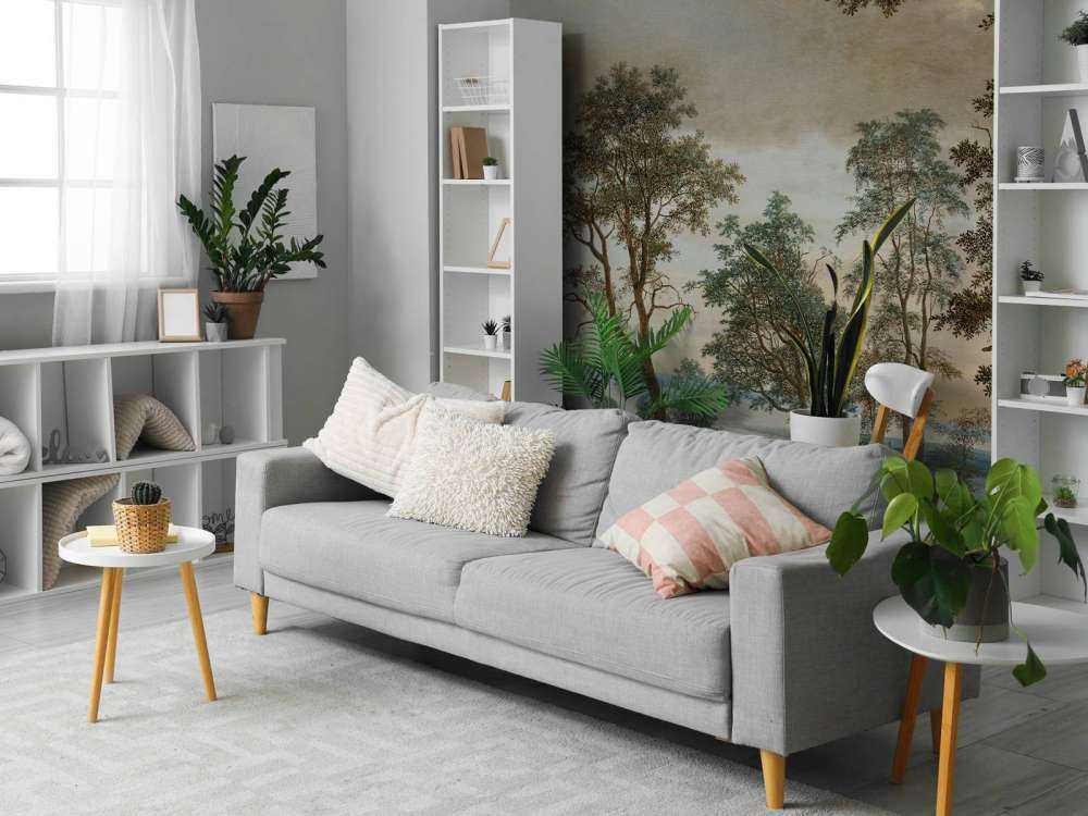 Flusslandschaft durch Bäume gesehen