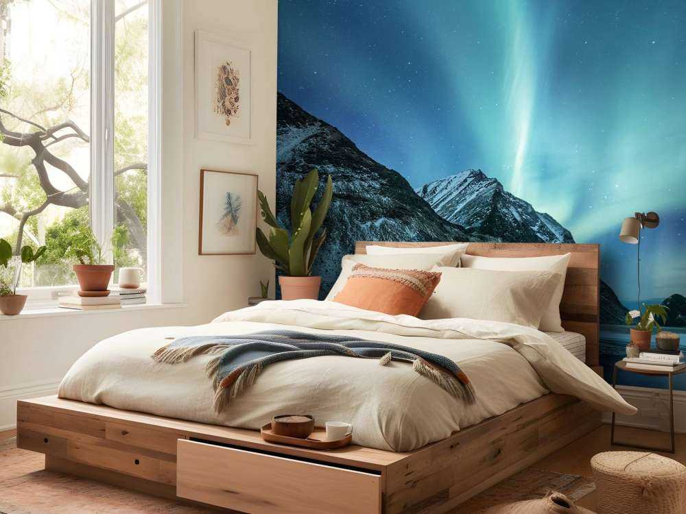 Grünes Nordlicht über den Bergen