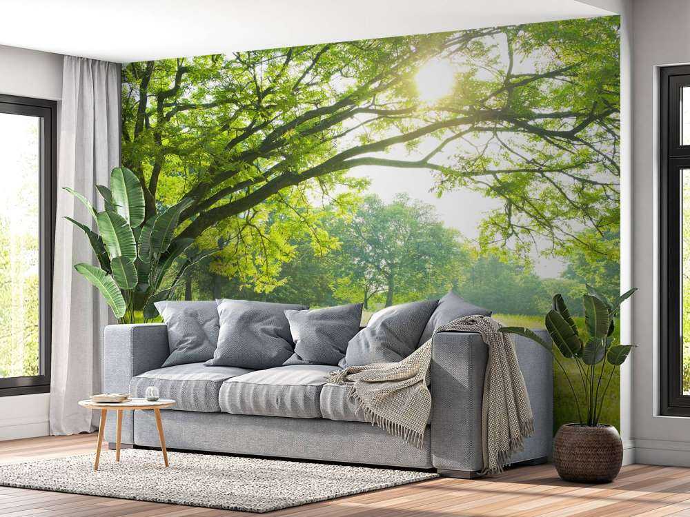 Schöner Baum mit grünem Gras