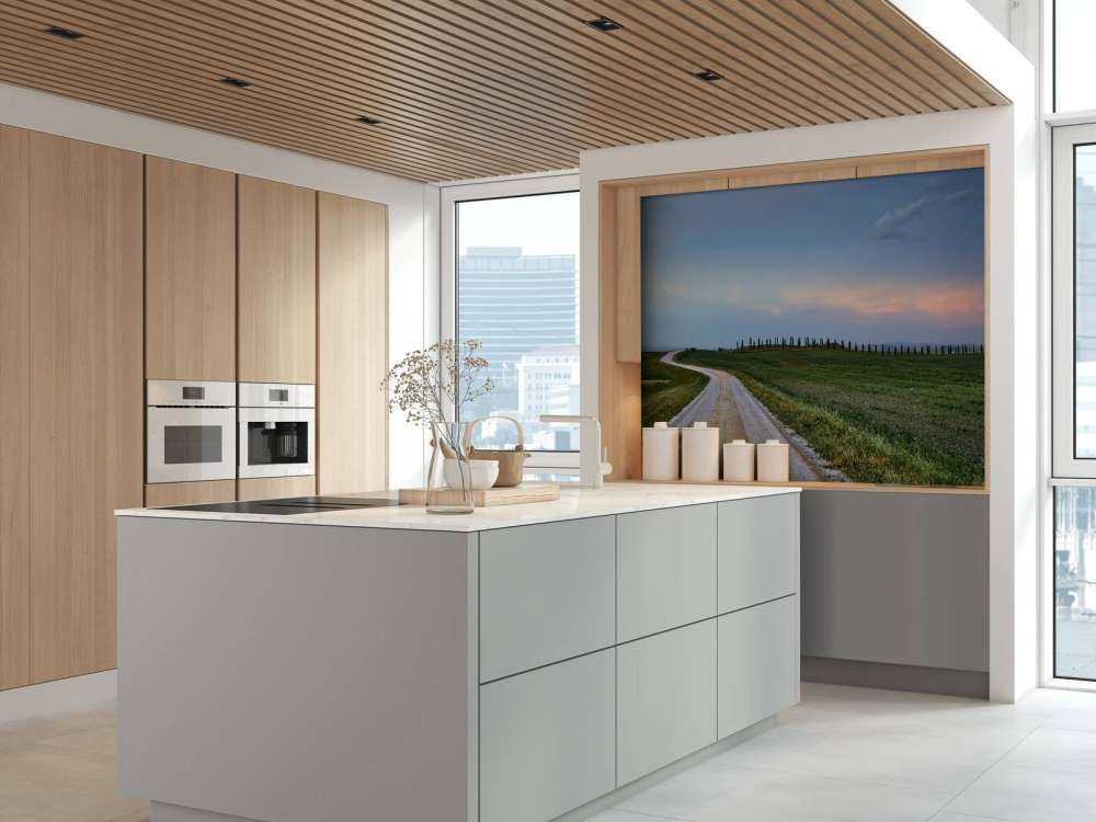 Straße durch italienische Landschaft