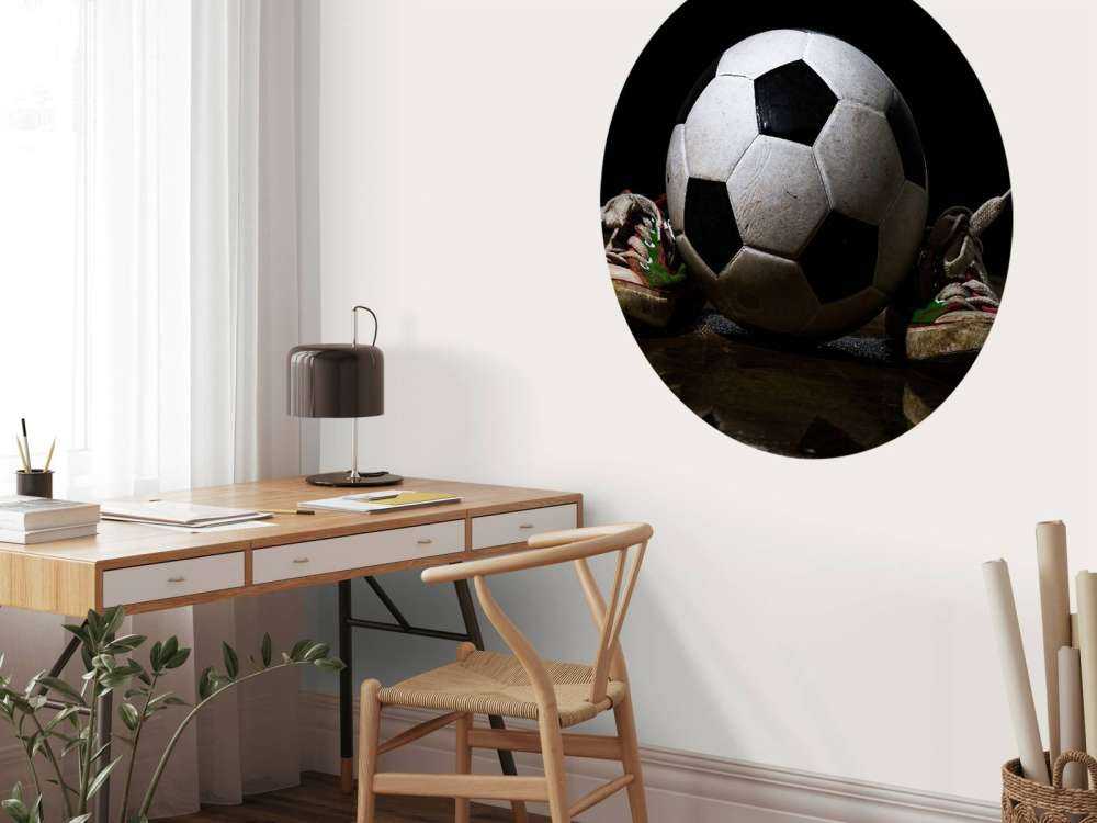 Fußball mit Turnschuhen