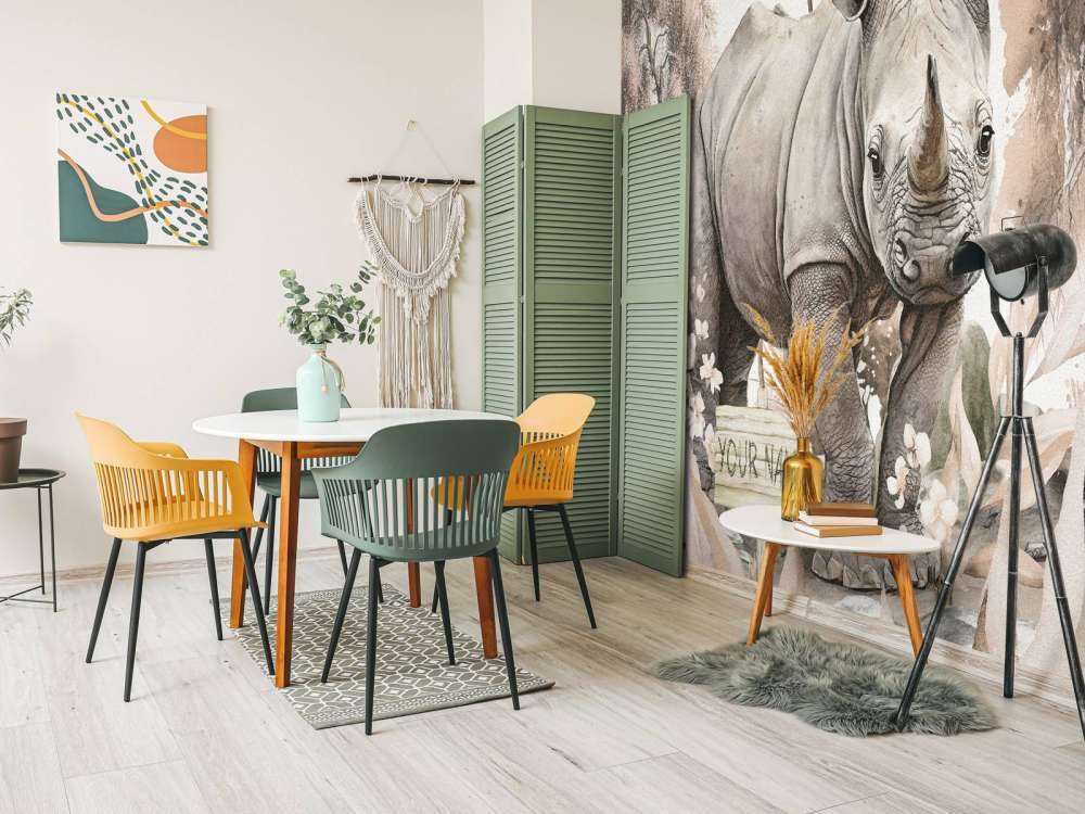 Baby-Nashorn in der Savanne taupe