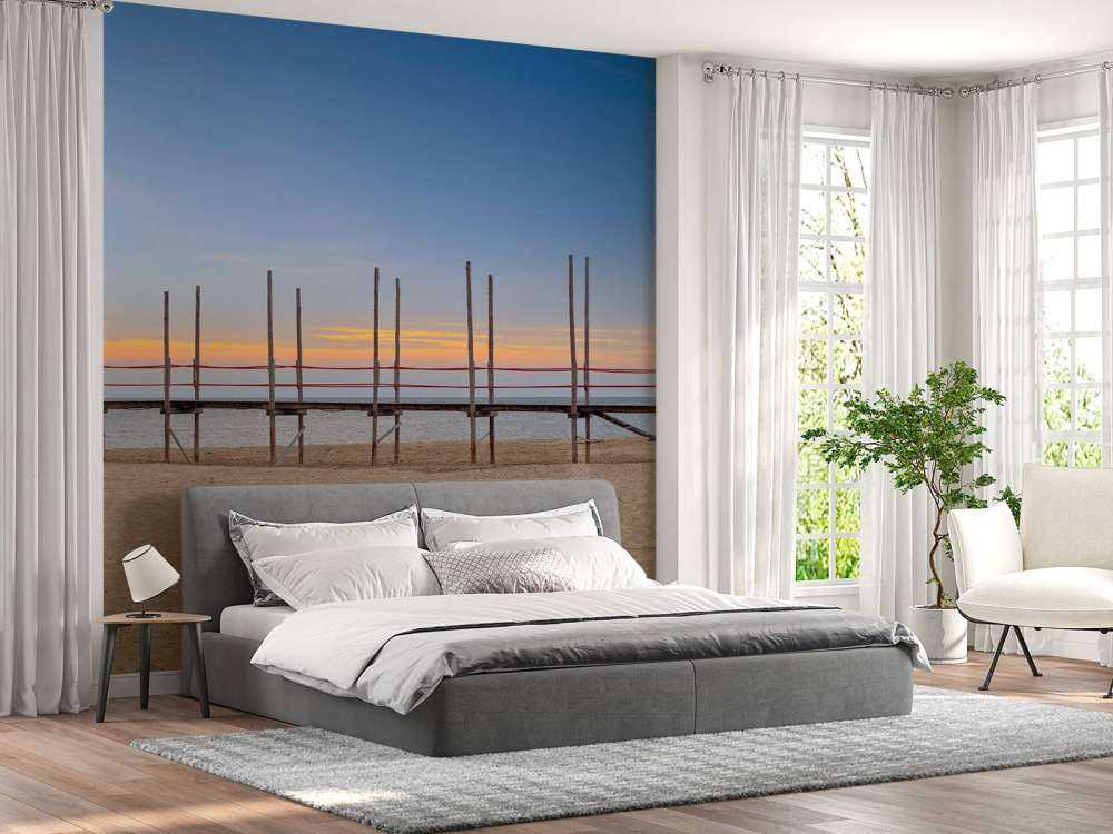 Langer Steg mit Holzpfosten