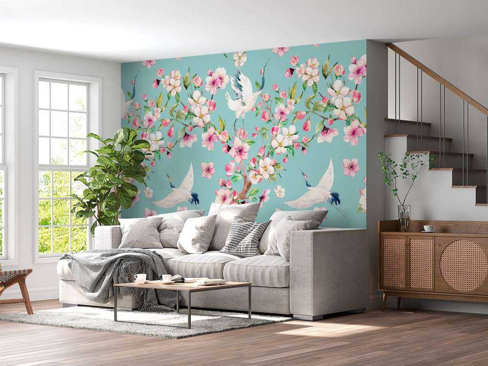 Kraniche zwischen rosa Blumen