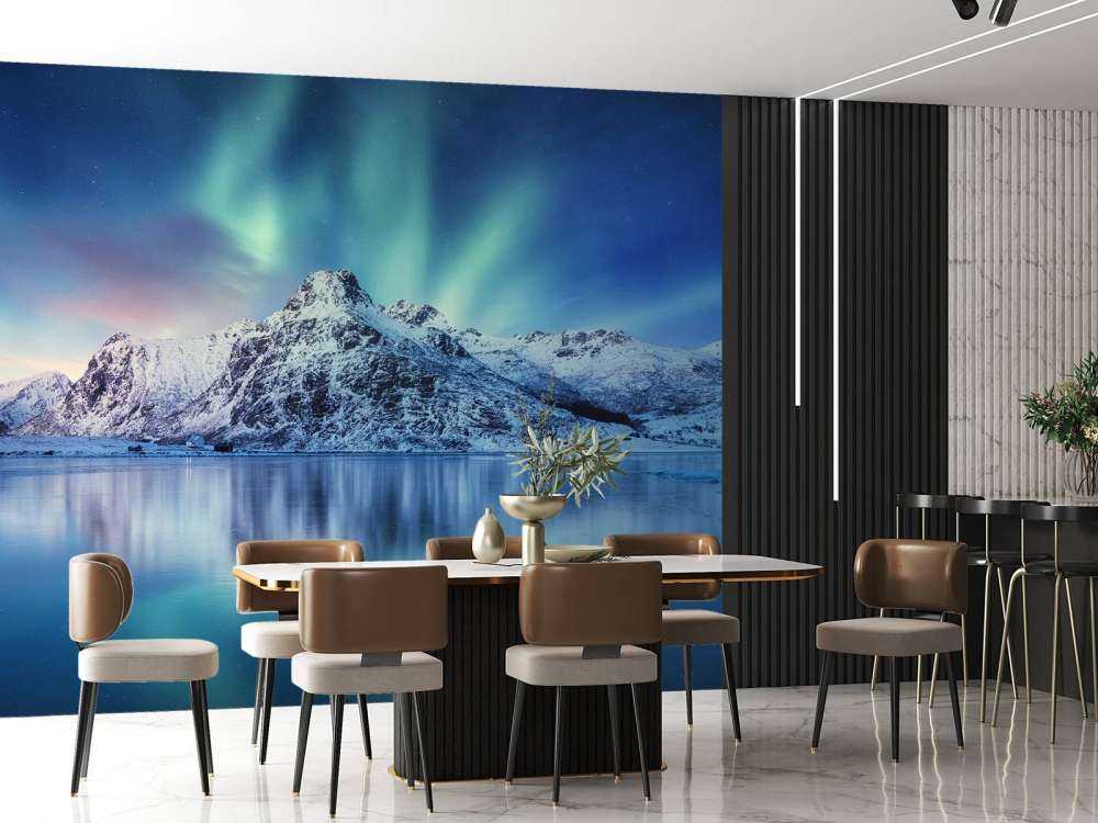 Nordlicht über einem zugefrorenen Ozean und Bergen