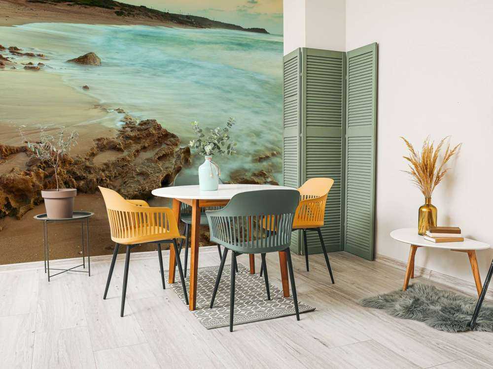 Ruhiger Strand mit Felsen