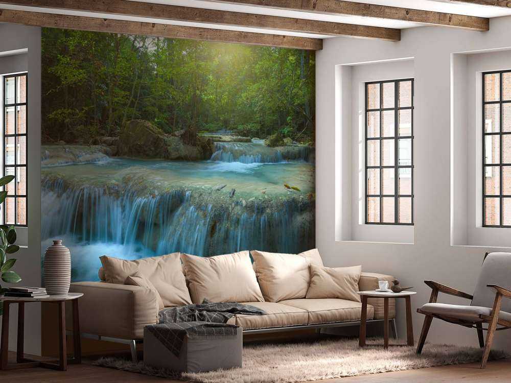 Schöner tiefer Wasserfall