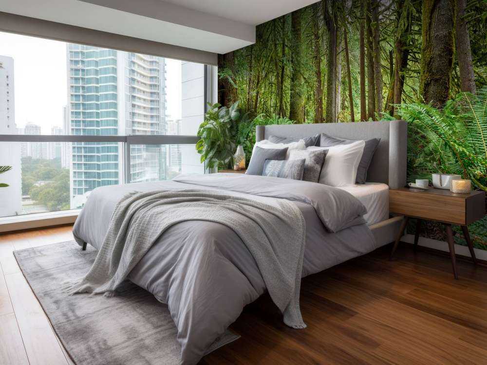 Weg mit Steinen durch den Wald 