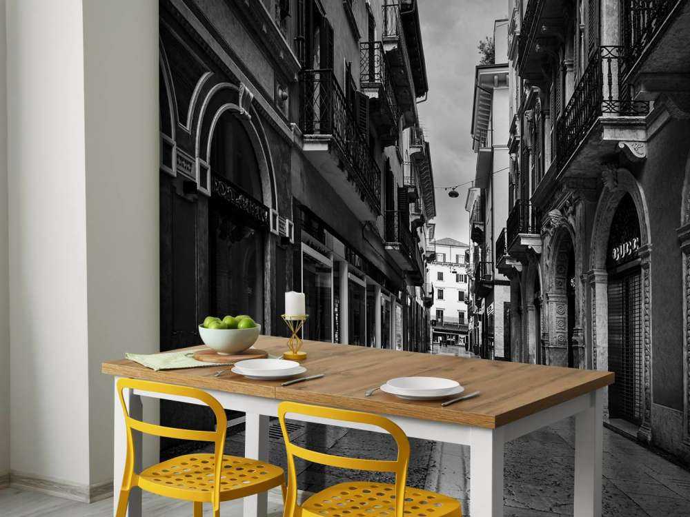 Einkaufsstraße in Schwarz und Weiß