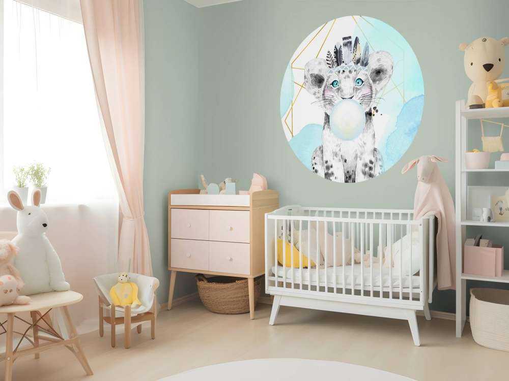 Indisches Löwenbaby mit Kaugummiglocke