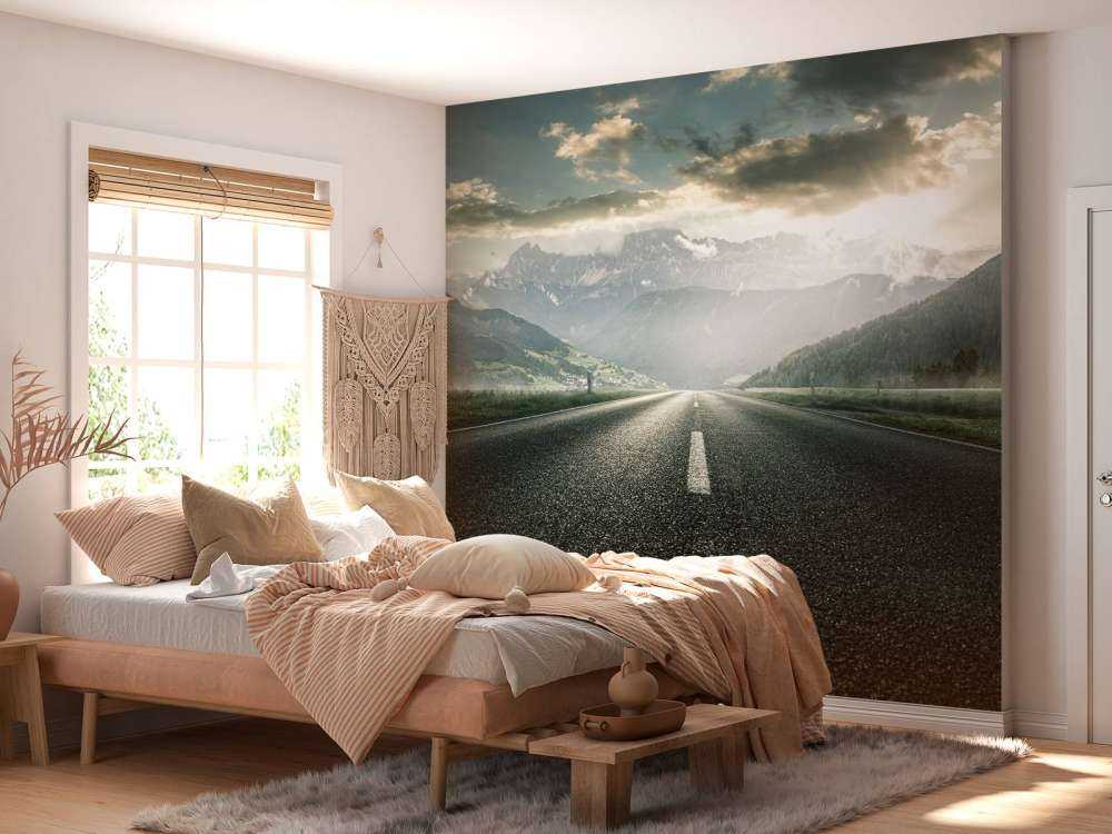 Straße in gebirgiger Landschaft