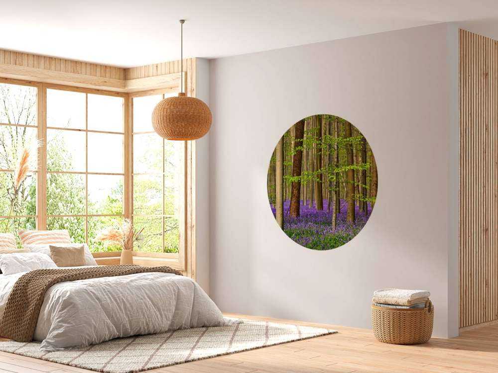 Wald mit lila Blumen