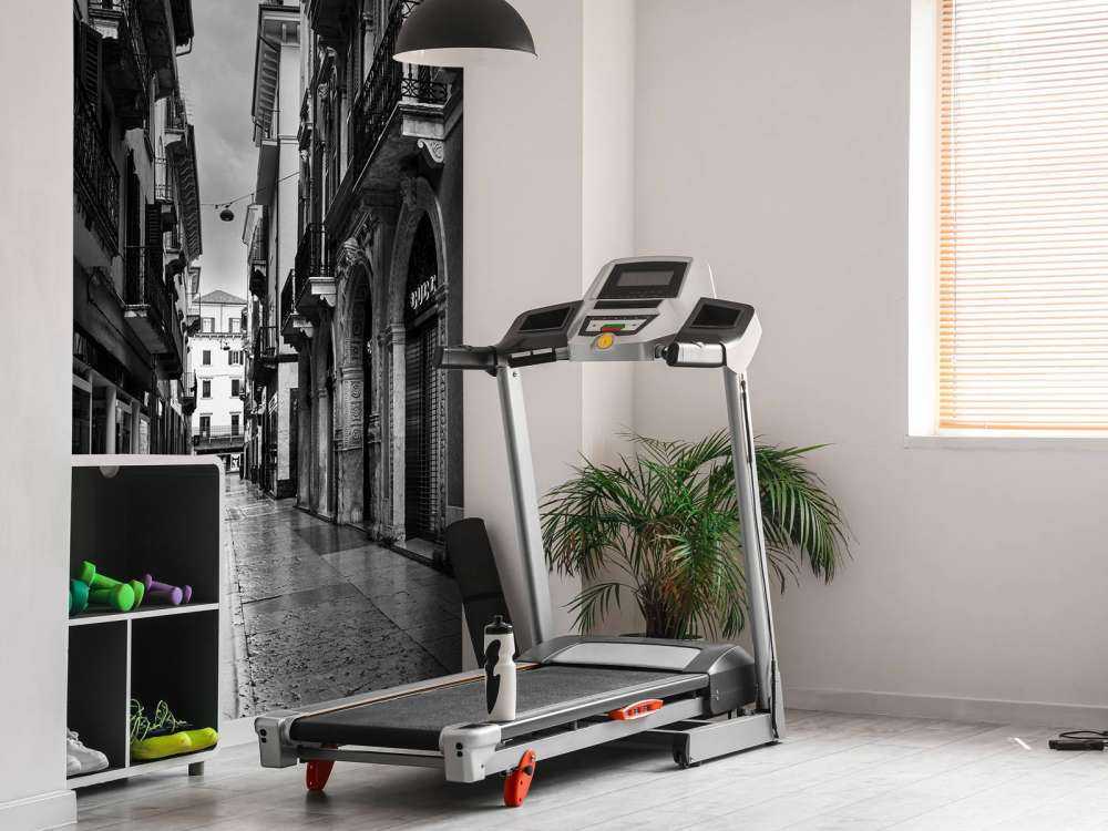 Einkaufsstraße in Schwarz und Weiß