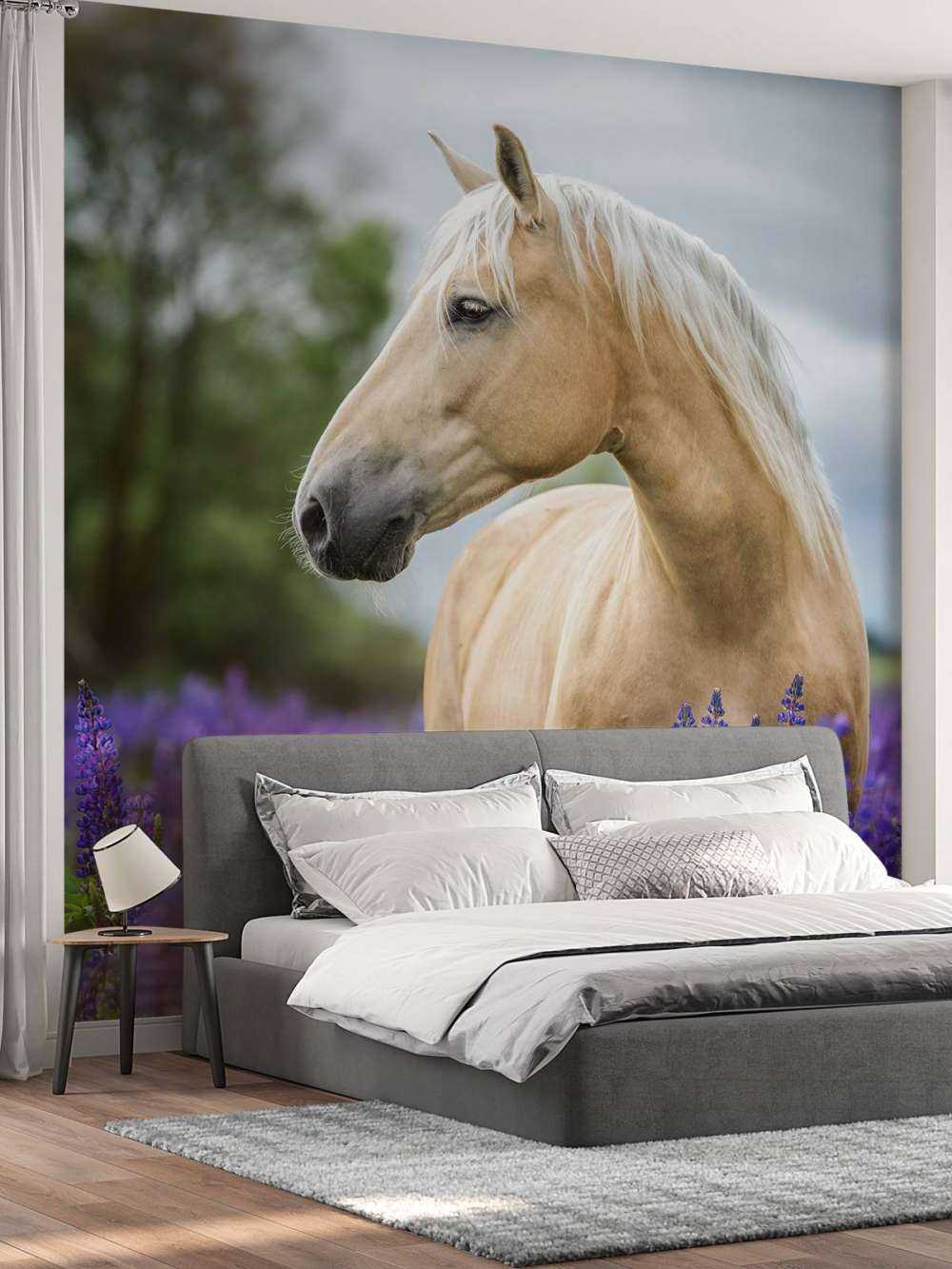 Pferd zwischen den Schmetterlingsblüten
