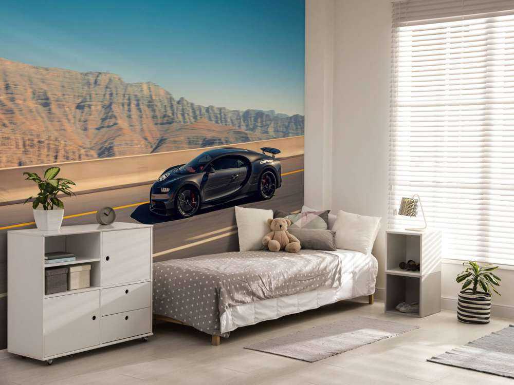 Hypercar gegen bergige Landschaft