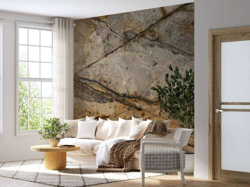 Sandfarbener Marmor mit Rillen