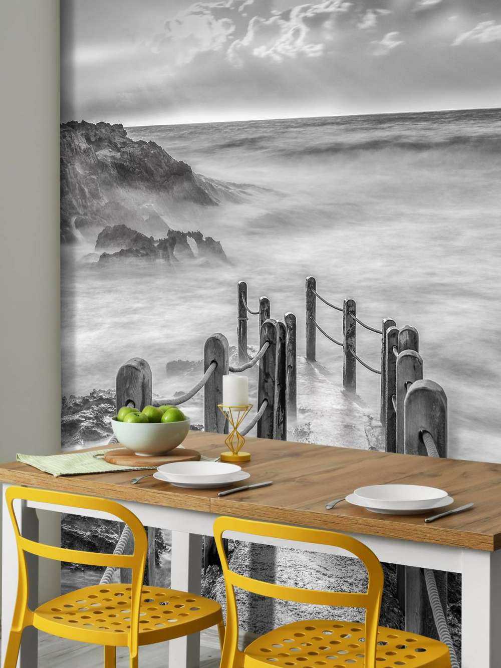 Holzbrücke durch den Nebel