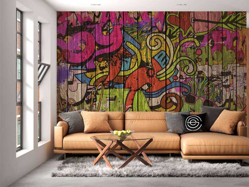 Straßengraffiti auf altem Holz