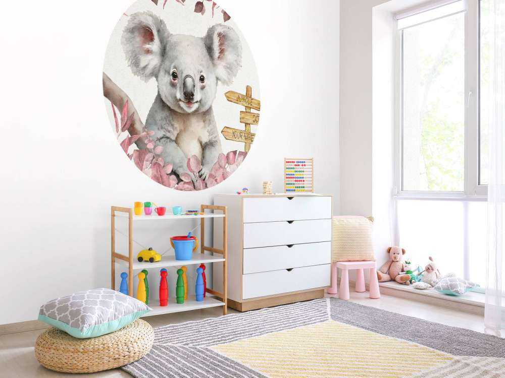 Baby-Koala im Dschungel rosa