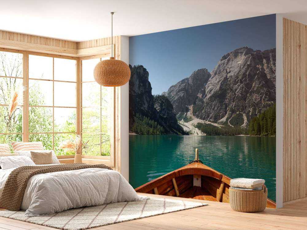 Der Pragser Wildsee von einem Boot aus