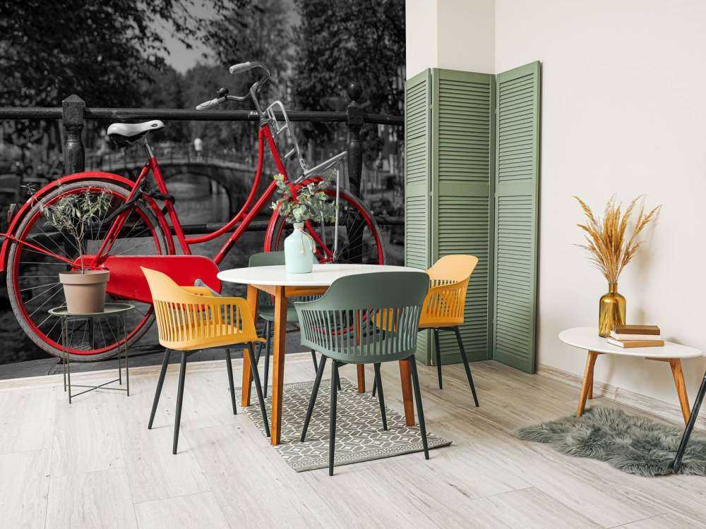 Rotes Fahrrad auf der Brücke