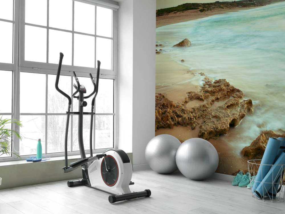 Ruhiger Strand mit Felsen