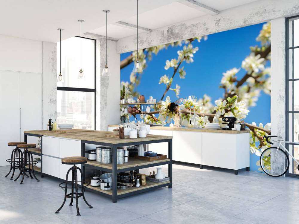 Hummel mit weißen Blüten