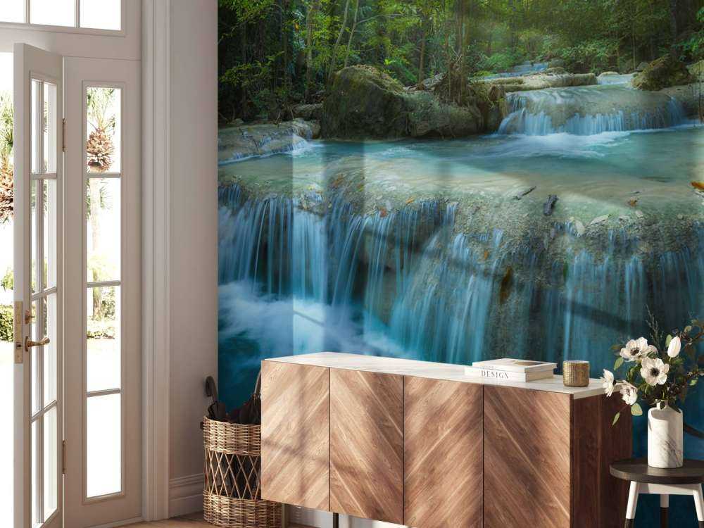 Schöner tiefer Wasserfall